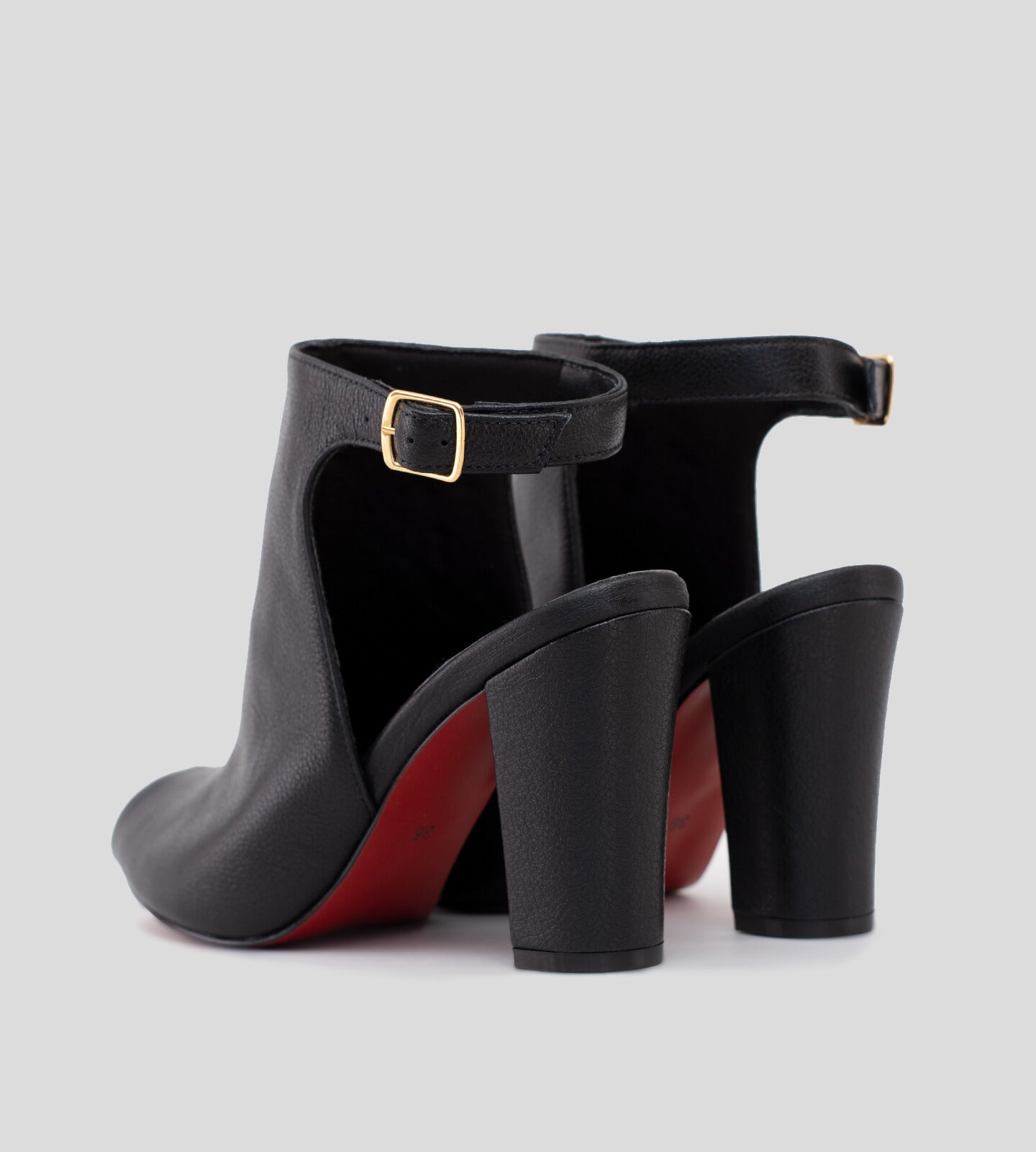 Sandália Ankle Boot em Couro Legítimo Preto com Salto de 10 cm e Solado Vermelho