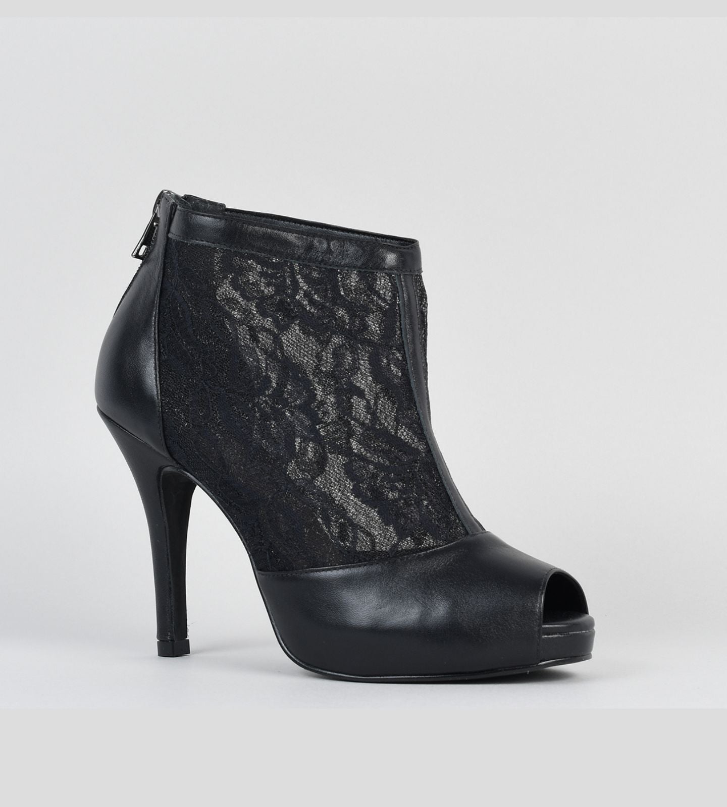 Ankle Boot sofisticada em couro com detalhes em renda preta, salto fino de 10 cm e meia pata embutida, perfeita para compor looks elegantes e versáteis com vestidos, saias midi ou calças skinny.