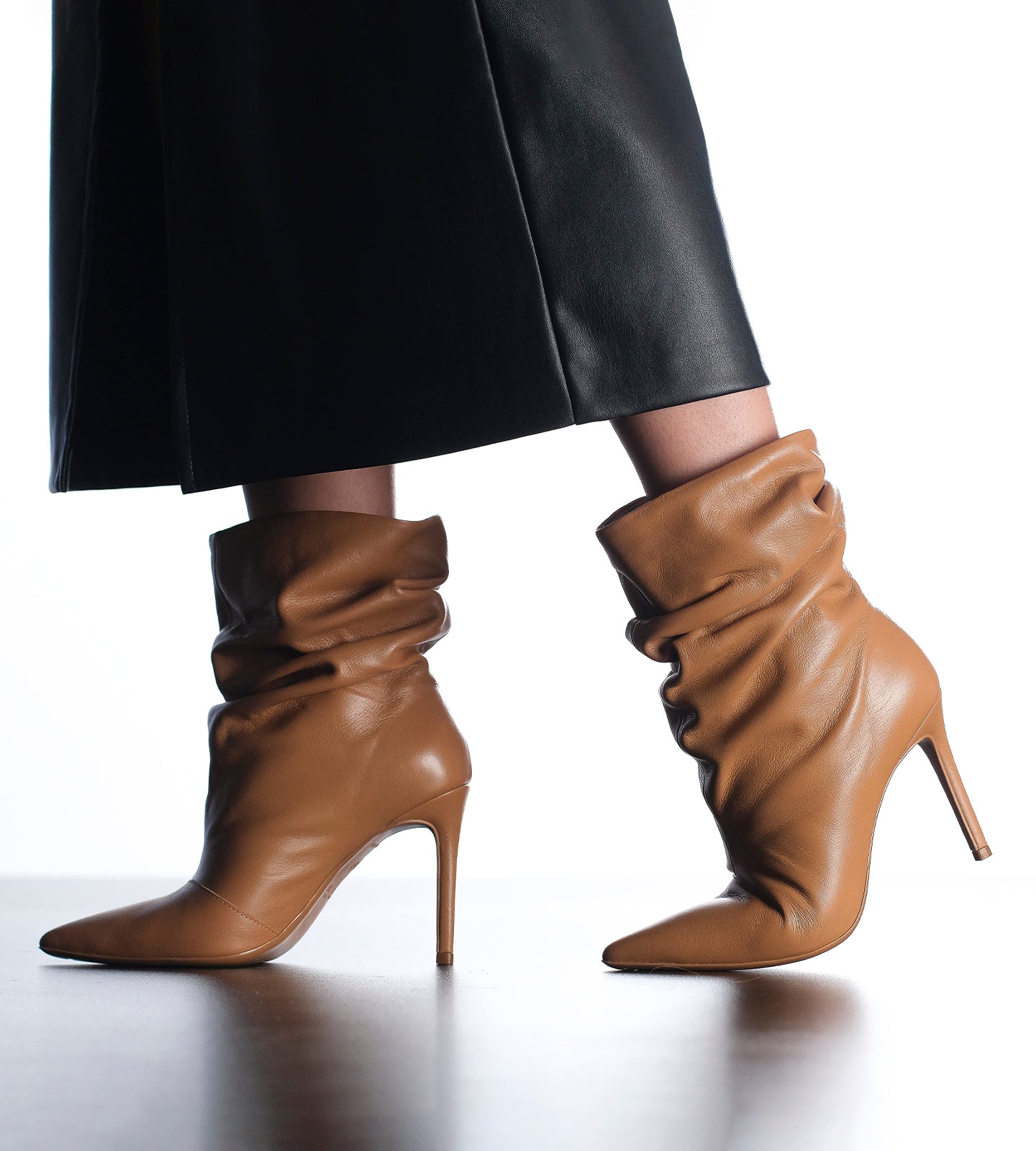 Bota Cano Médio Efeito Amassado Couro Nude