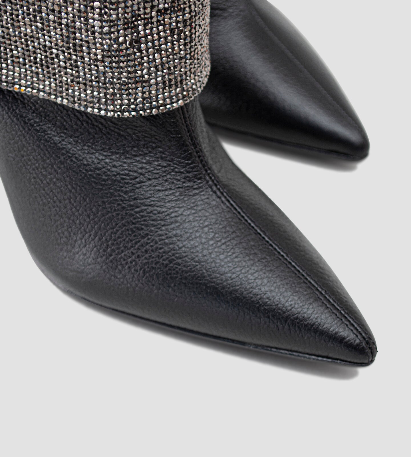 Bota Cano Médio Capa de Sobrepor Malha Strass Couro Preto