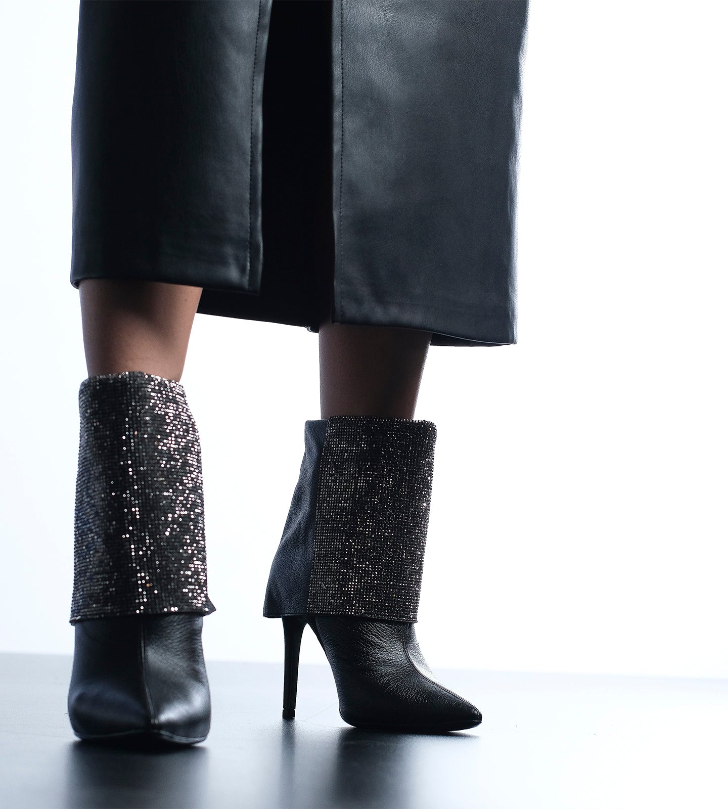 Bota Cano Médio Capa de Sobrepor Malha Strass Couro Preto