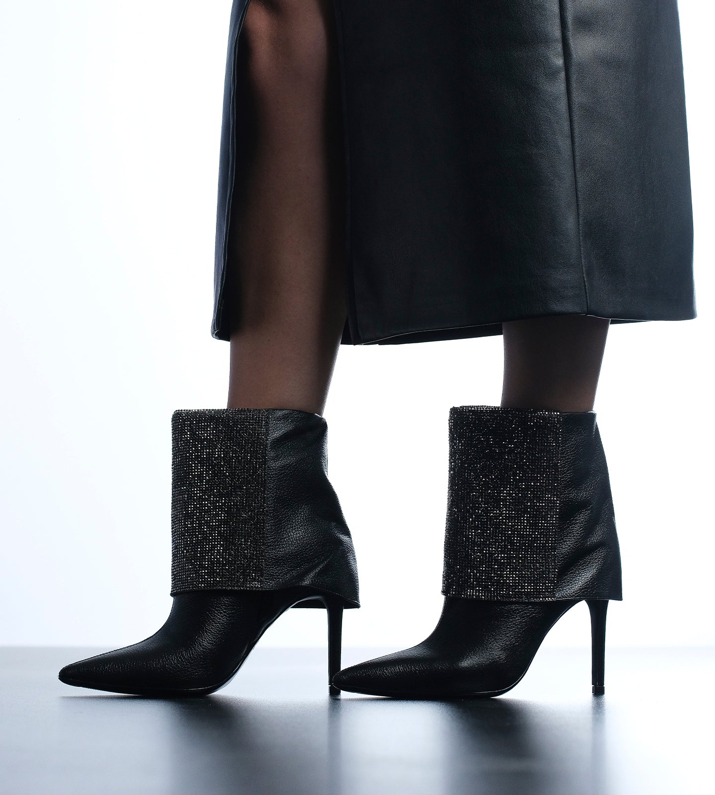 Bota Cano Médio Capa de Sobrepor Malha Strass Couro Preto