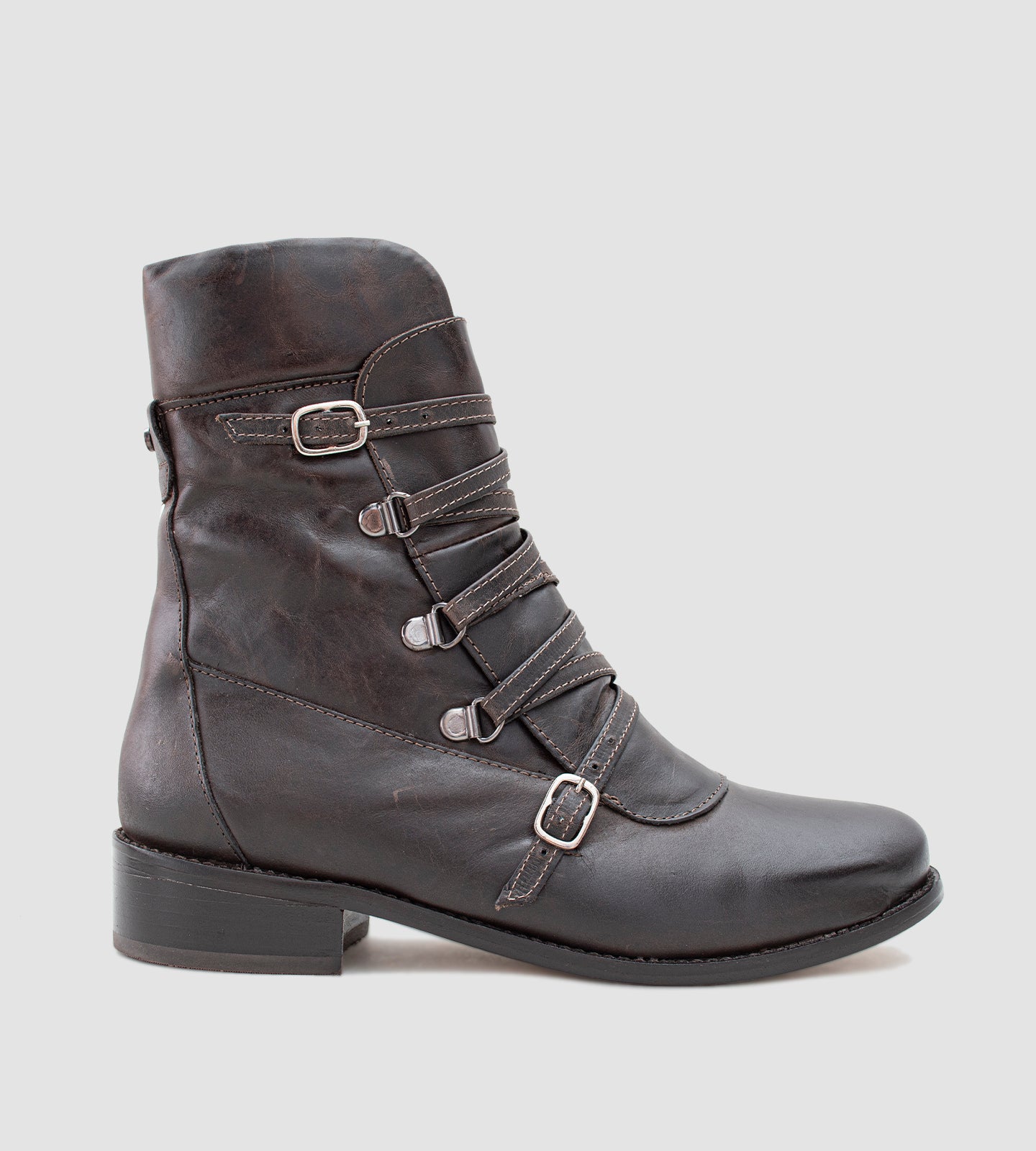 Bota feminina em couro legítimo preto com acabamento envelhecido, inspirada no estilo marcante das botas da Luiza Barcellos. O modelo de cano médio traz detalhes em fivelas e costuras aparentes, além de salto grosso baixo de 3 cm que garante conforto e elegância para o dia a dia. Ideal para compor looks modernos com personalidade e sofisticação.