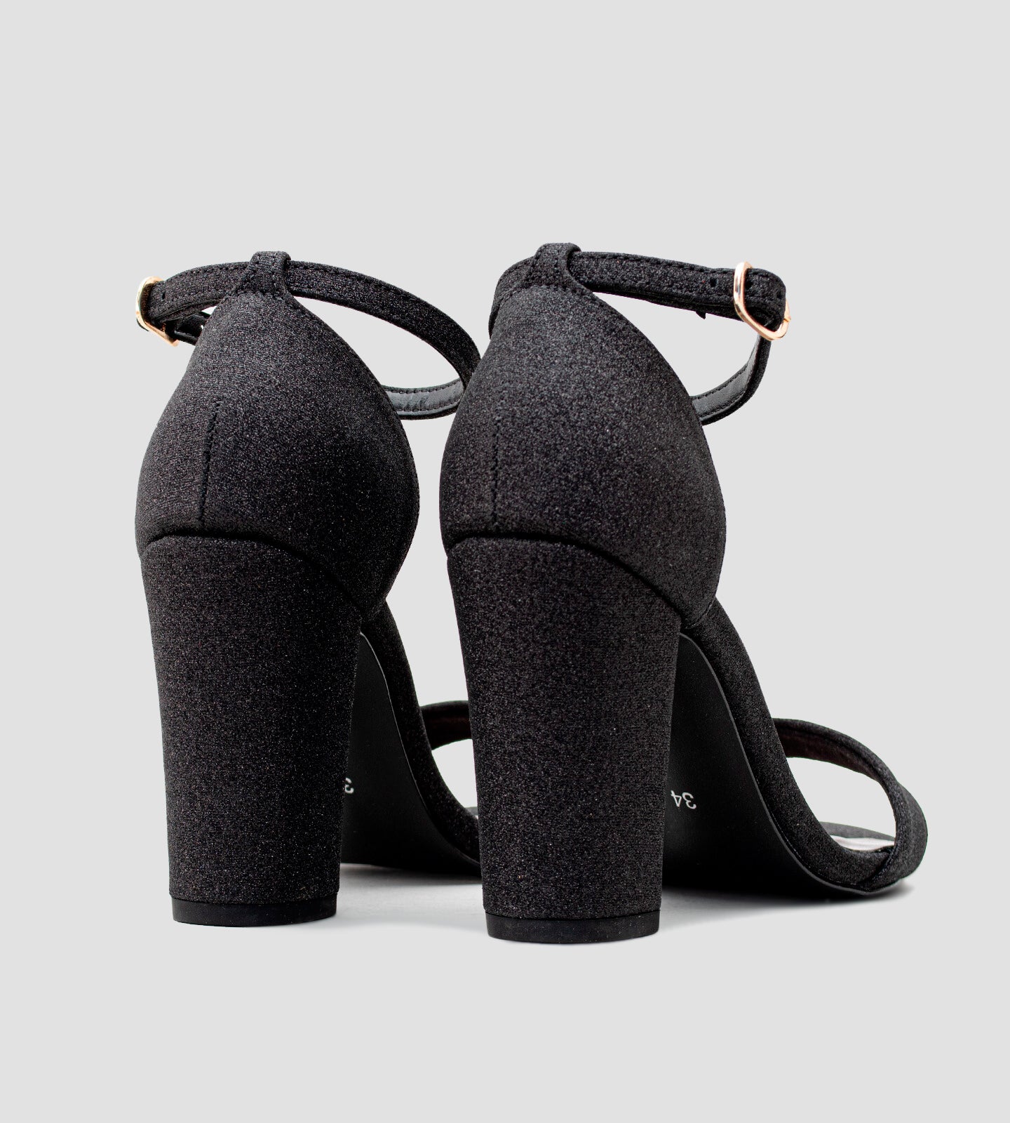 Sandália de festa Gisele em glitter preto, com tiras e salto grosso de 10 cm, perfeita para adicionar um toque de glamour aos seus looks. O design elegante e as tiras que oferecem suporte tornam essa sandália ideal para festas e eventos especiais. O salto grosso proporciona conforto e estabilidade, permitindo que você aproveite a noite com confiança. Uma escolha sofisticada para brilhar em qualquer ocasião.
