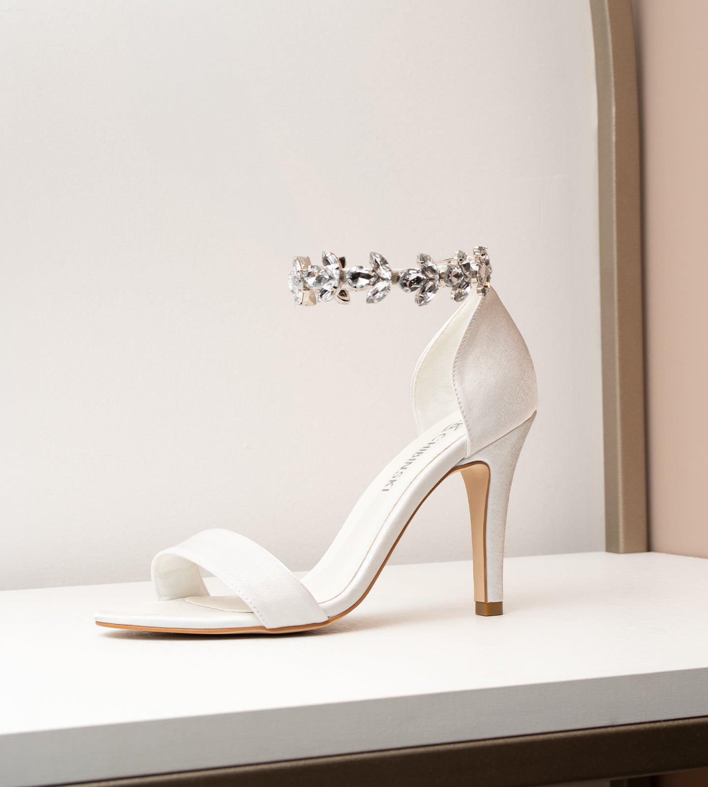 Sandália Gisele Noiva Velvet Branco com Pedrarias