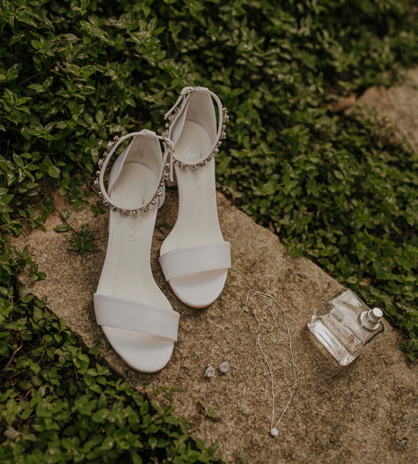 Sandália Noiva Gisele Velvet Branco com Pedrarias