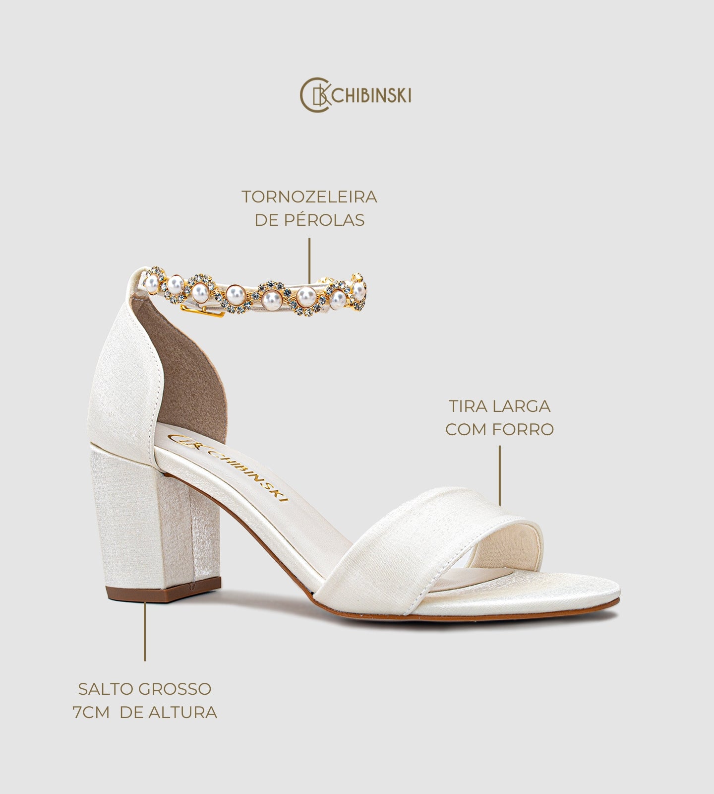 Sandália de noiva off-white em tecido velvet com brilho sutil, salto grosso de 7 cm, tira larga nos dedos e tornozeleira com pérolas e brilhos, unindo conforto, elegância e sofisticação para o grande dia.
