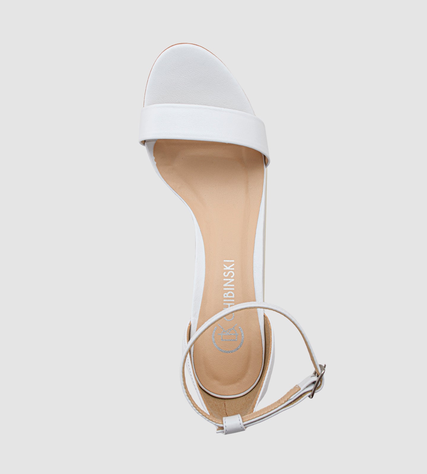 Sandália branca de noiva em couro, com salto grosso de 8cm, tira frontal e tornozeleira com fivela, ideal para casamentos e eventos especiais.