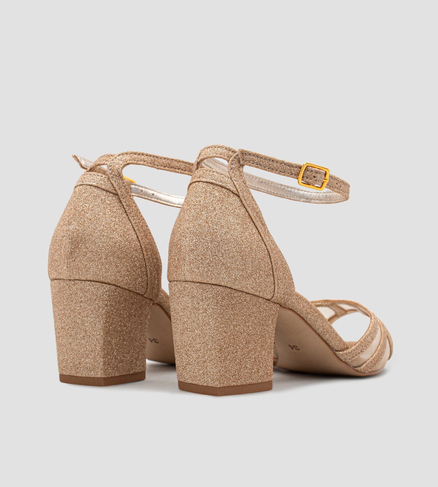 Sandália de festa em glitter ouro com salto grosso de 5 cm, perfeita para adicionar um toque de glamour a qualquer look. O design elegante e o brilho do glitter oferecem sofisticação, enquanto o salto grosso proporciona conforto e estabilidade durante todo o evento. Ideal para ocasiões especiais, essa sandália combina estilo e praticidade, garantindo que você se destaque com charme e confiança.