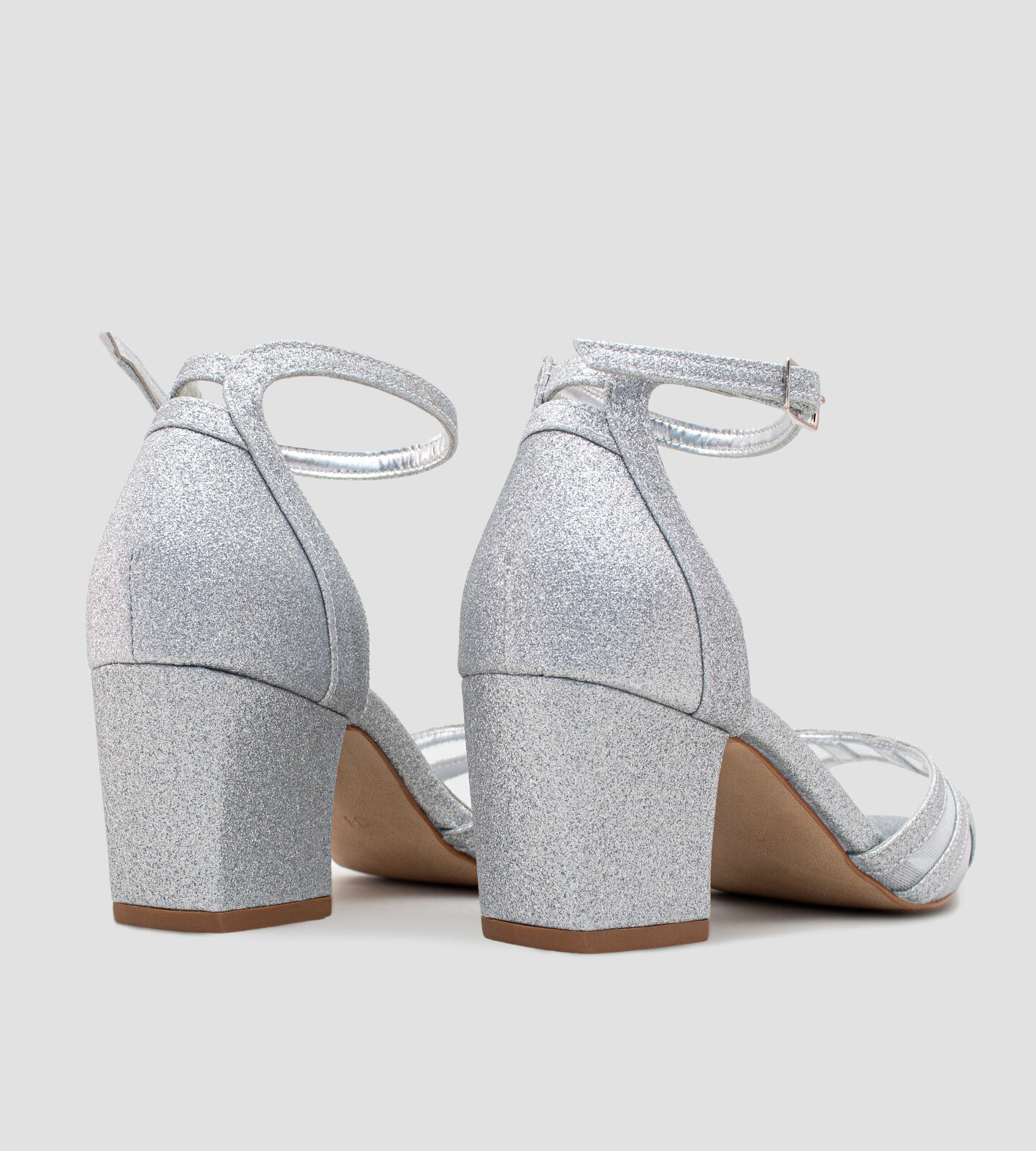 Sandália em glitter prata com salto grosso de 10 cm, ideal para quem busca conforto e estilo em eventos especiais. O design moderno e o brilho do glitter conferem um toque sofisticado, perfeito para festas e ocasiões glamourosas. O salto grosso oferece estabilidade e suporte, permitindo que você aproveite a celebração com confiança. Versátil e elegante, essa sandália é a escolha perfeita para complementar seus looks festivos.
