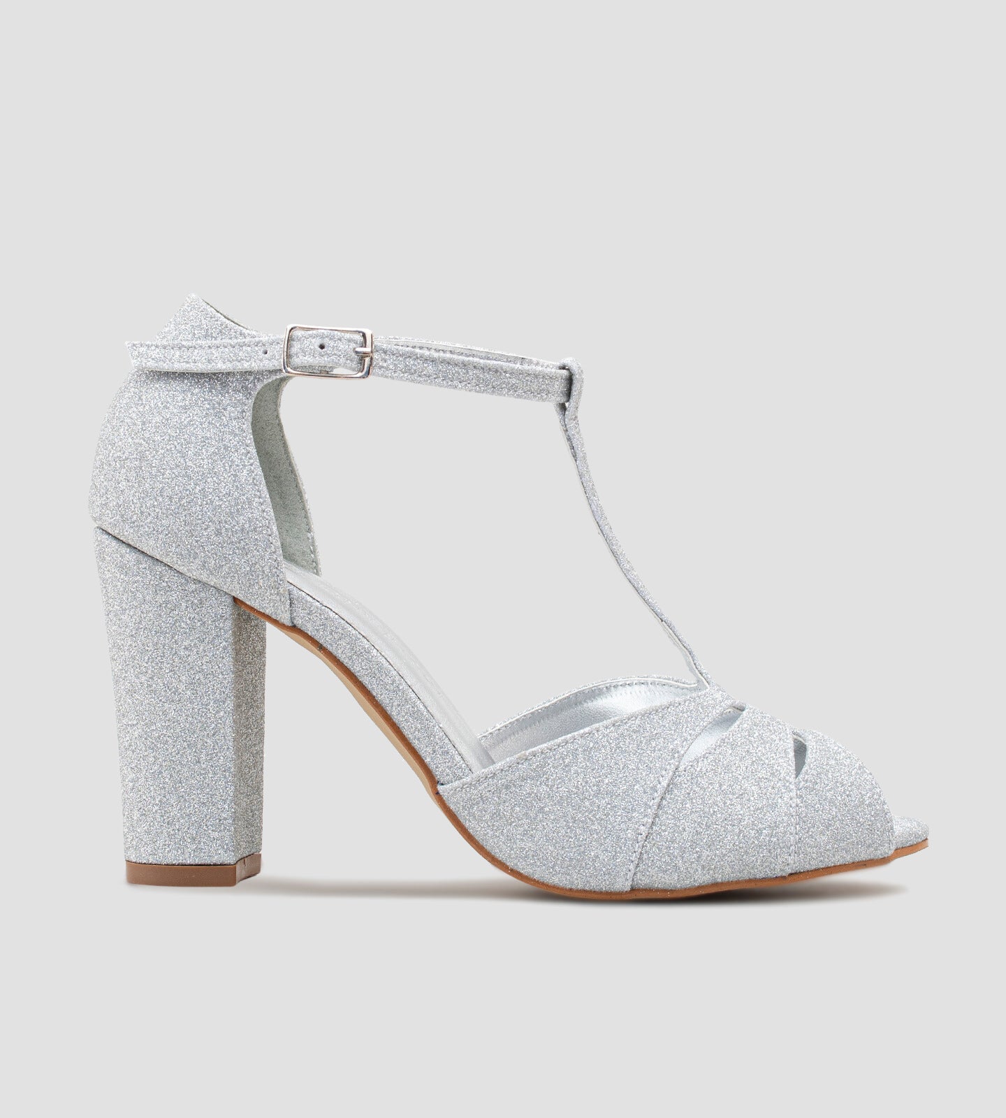 Sandália de festa em glitter prata, com tornozeleira e tira no peito do pé, perfeita para ocasiões glamourosas. O design elegante e os detalhes brilhantes oferecem um toque sofisticado, enquanto a tira no peito do pé proporciona suporte e estilo. Ideal para complementar vestidos e looks de festa, essa sandália garante conforto e um charme extra, fazendo com que você se destaque em qualquer evento especial.