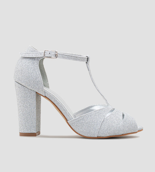 Sandália de festa em glitter prata, com tornozeleira e tira no peito do pé, perfeita para ocasiões glamourosas. O design elegante e os detalhes brilhantes oferecem um toque sofisticado, enquanto a tira no peito do pé proporciona suporte e estilo. Ideal para complementar vestidos e looks de festa, essa sandália garante conforto e um charme extra, fazendo com que você se destaque em qualquer evento especial.