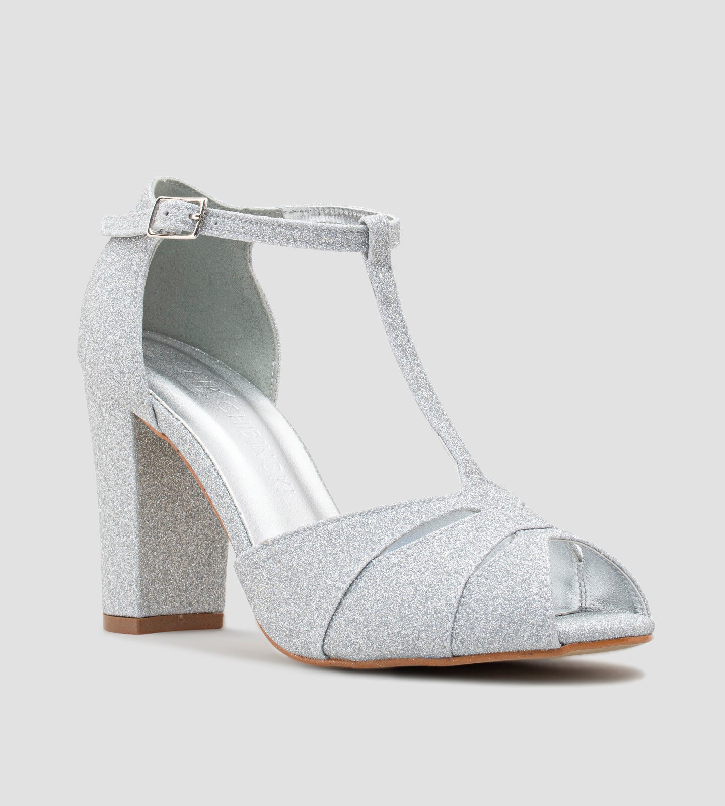 Sandália de festa em glitter prata, com tornozeleira e tira no peito do pé, perfeita para ocasiões glamourosas. O design elegante e os detalhes brilhantes oferecem um toque sofisticado, enquanto a tira no peito do pé proporciona suporte e estilo. Ideal para complementar vestidos e looks de festa, essa sandália garante conforto e um charme extra, fazendo com que você se destaque em qualquer evento especial.