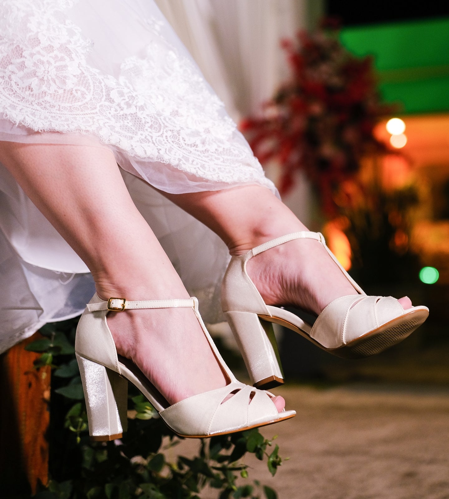 Sandália de noiva CHIBINSKI em tecido velvet off white com brilho suave, salto grosso alto de 10cm, tira T e fivela dourada, estilo elegante e clássico para casamento.