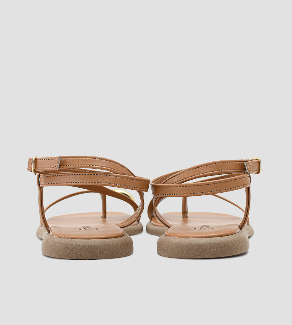 Rasteira feminina marrom com tiras finas e detalhe dourado na parte frontal, estilo elegante e confortável.