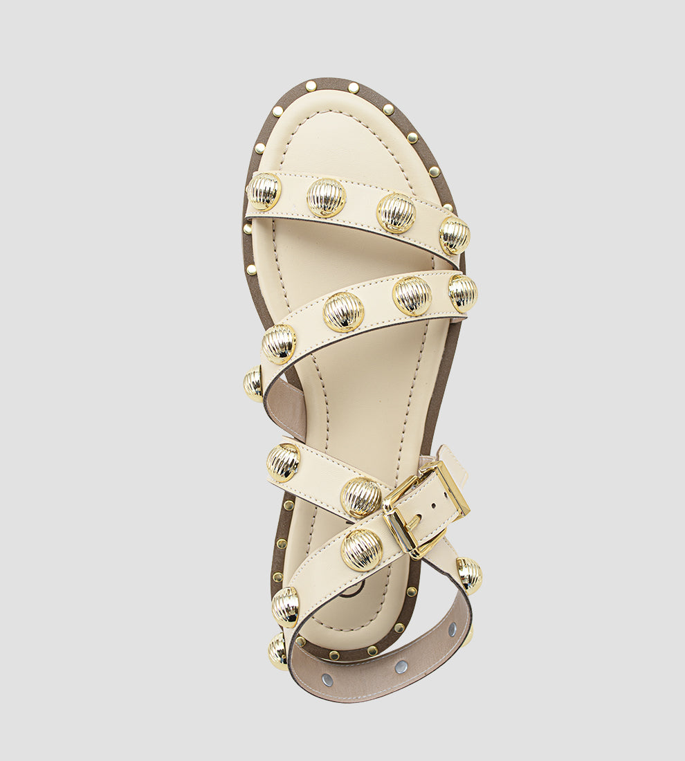 sandália rasteira feminina bege com tiras cruzadas e esferas douradas