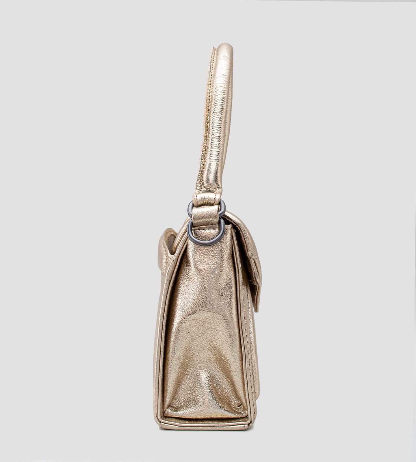Imagem de uma bolsa feminina pequena da marca Chibinski, confeccionada em couro legítimo dourado. O design moderno apresenta linhas geométricas marcantes, acabamento metálico sofisticado e fecho frontal com a logo da marca em destaque. A bolsa possui alça de mão fixa, ideal para complementar looks elegantes em ocasiões especiais, como festas e casamentos.