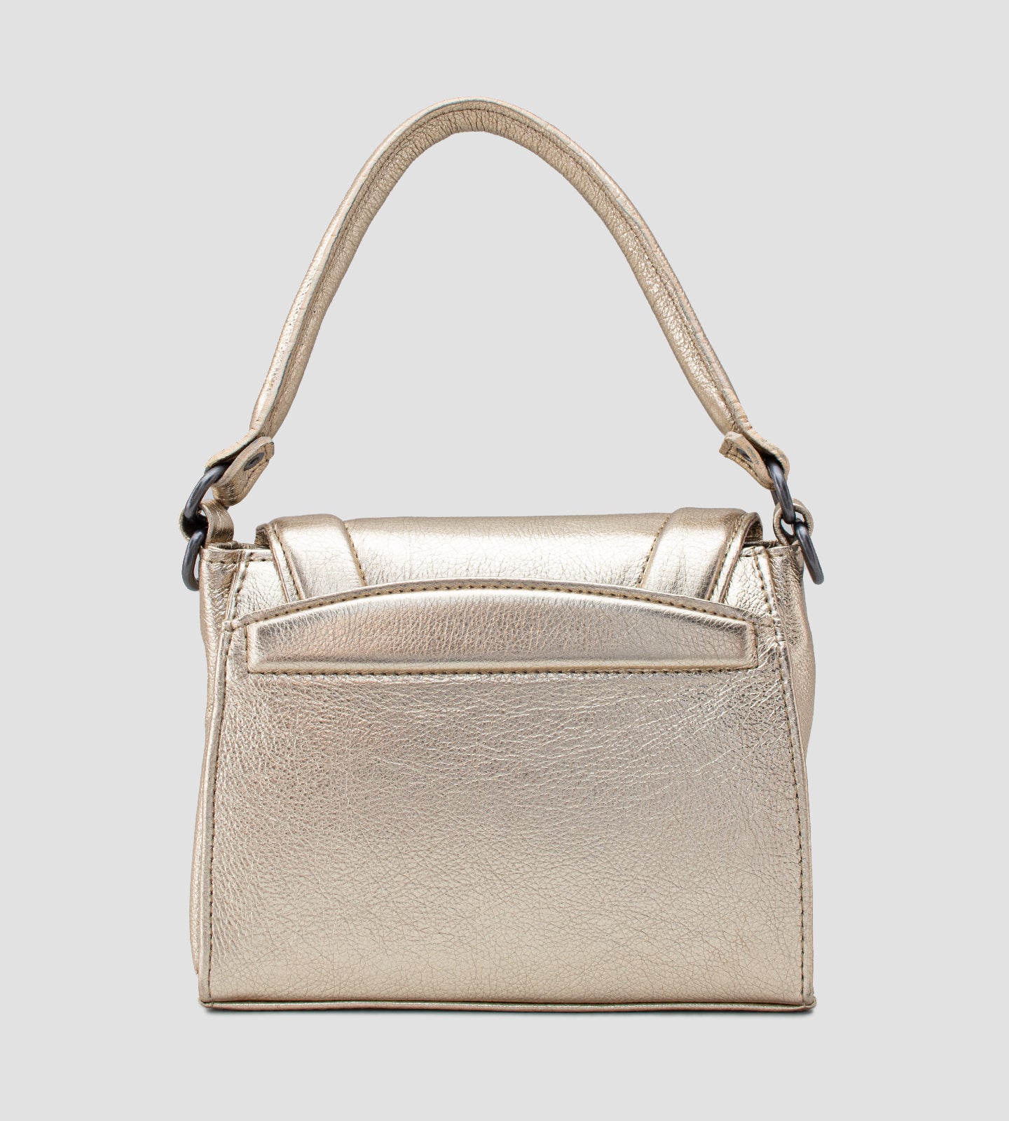 Imagem de uma bolsa feminina pequena da marca Chibinski, confeccionada em couro legítimo dourado. O design moderno apresenta linhas geométricas marcantes, acabamento metálico sofisticado e fecho frontal com a logo da marca em destaque. A bolsa possui alça de mão fixa, ideal para complementar looks elegantes em ocasiões especiais, como festas e casamentos.