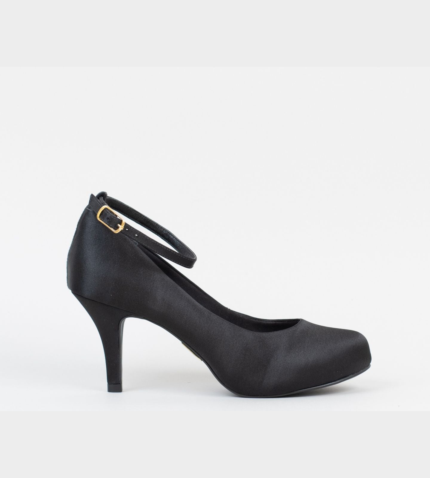Scarpin feminino preto de cetim com salto médio de 7 cm, design clássico e elegante, com tira ajustável e fivela dourada, ideal para eventos formais e ocasiões especiais.