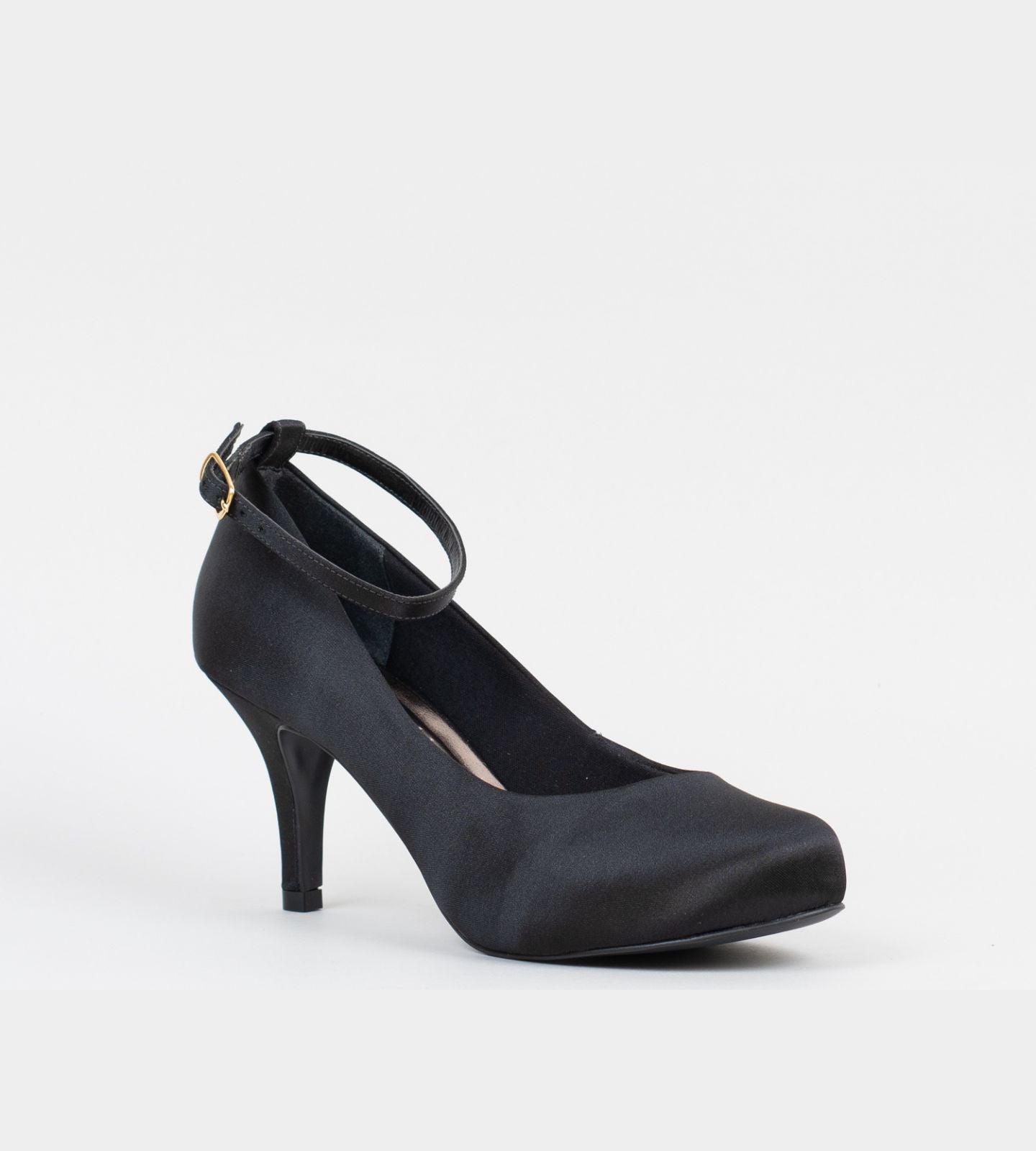 Scarpin feminino preto de cetim com salto médio de 7 cm, design clássico e elegante, com tira ajustável e fivela dourada, ideal para eventos formais e ocasiões especiais.