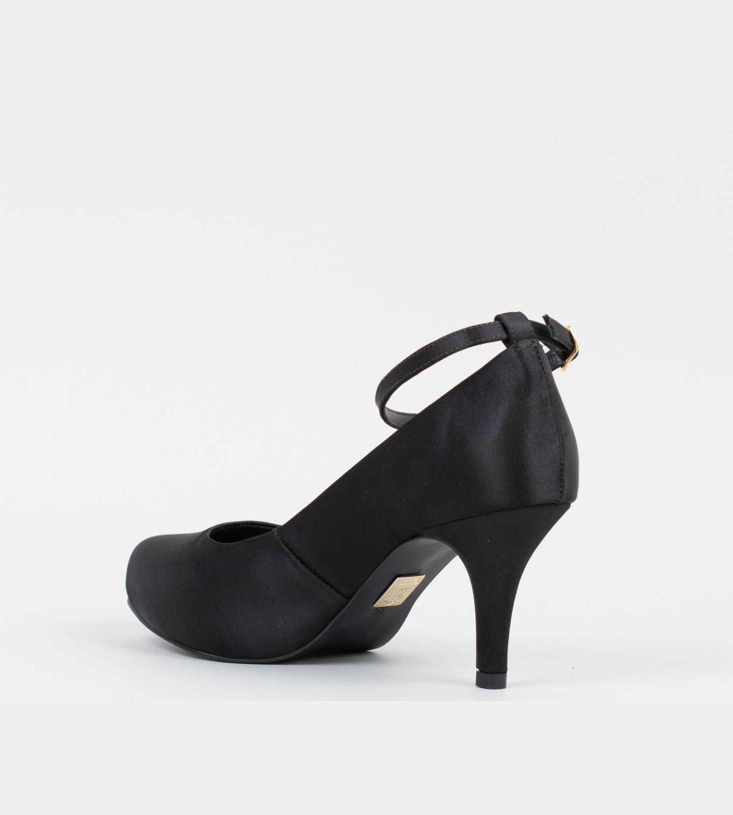 Scarpin feminino preto de cetim com salto médio de 7 cm, design clássico e elegante, com tira ajustável e fivela dourada, ideal para eventos formais e ocasiões especiais.
