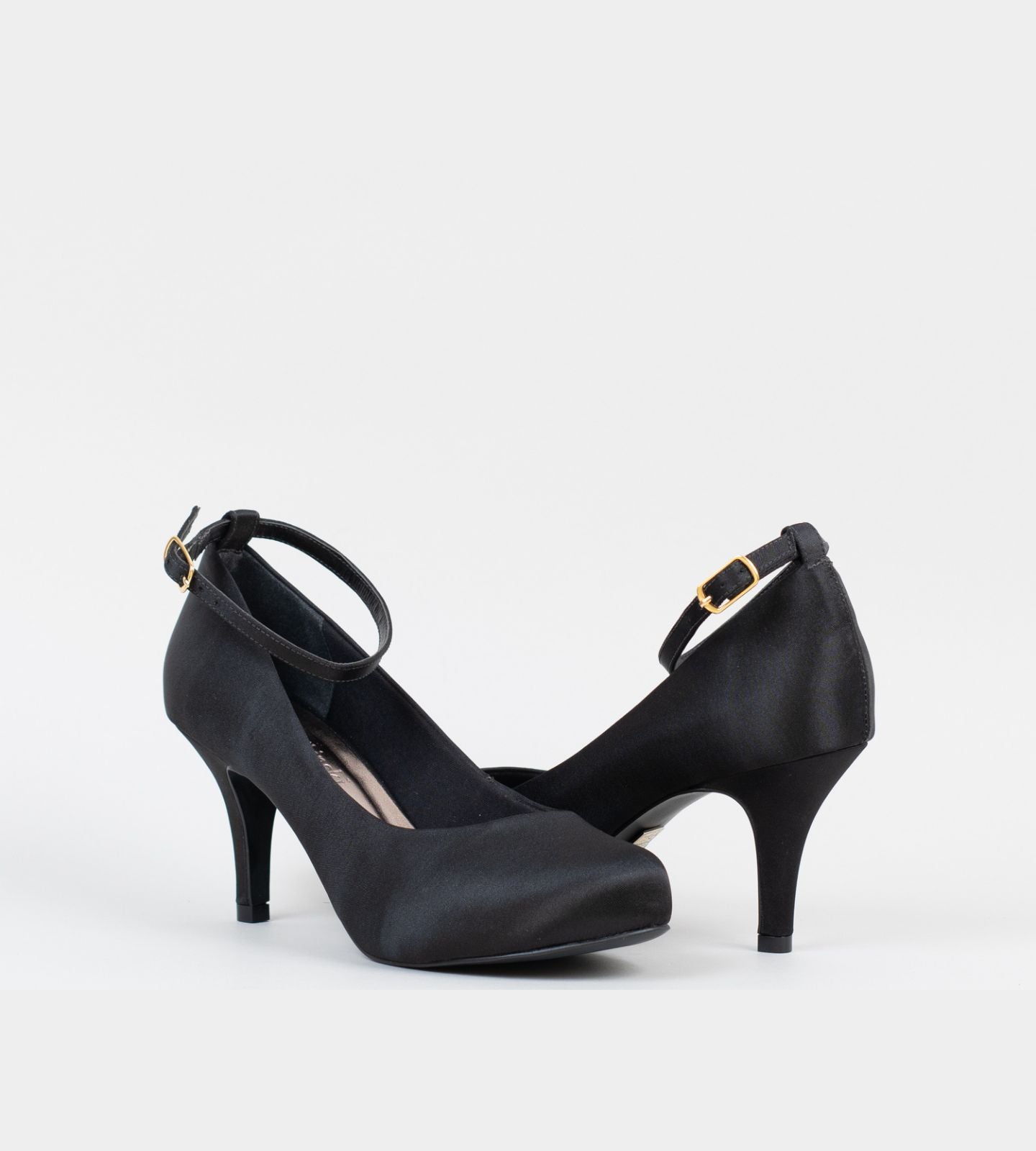 Scarpin feminino preto de cetim com salto médio de 7 cm, design clássico e elegante, com tira ajustável e fivela dourada, ideal para eventos formais e ocasiões especiais.