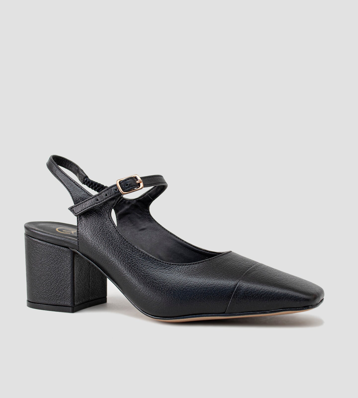 Sapato Boneca CBK em couro preto, com silhueta clássica inspirada na Mary Jane. Design exclusivo e confortável, com salto grosso de 7 cm e bico levemente quadrado. Modelo slingback que adiciona sofisticação, ideal para dias de glamour.