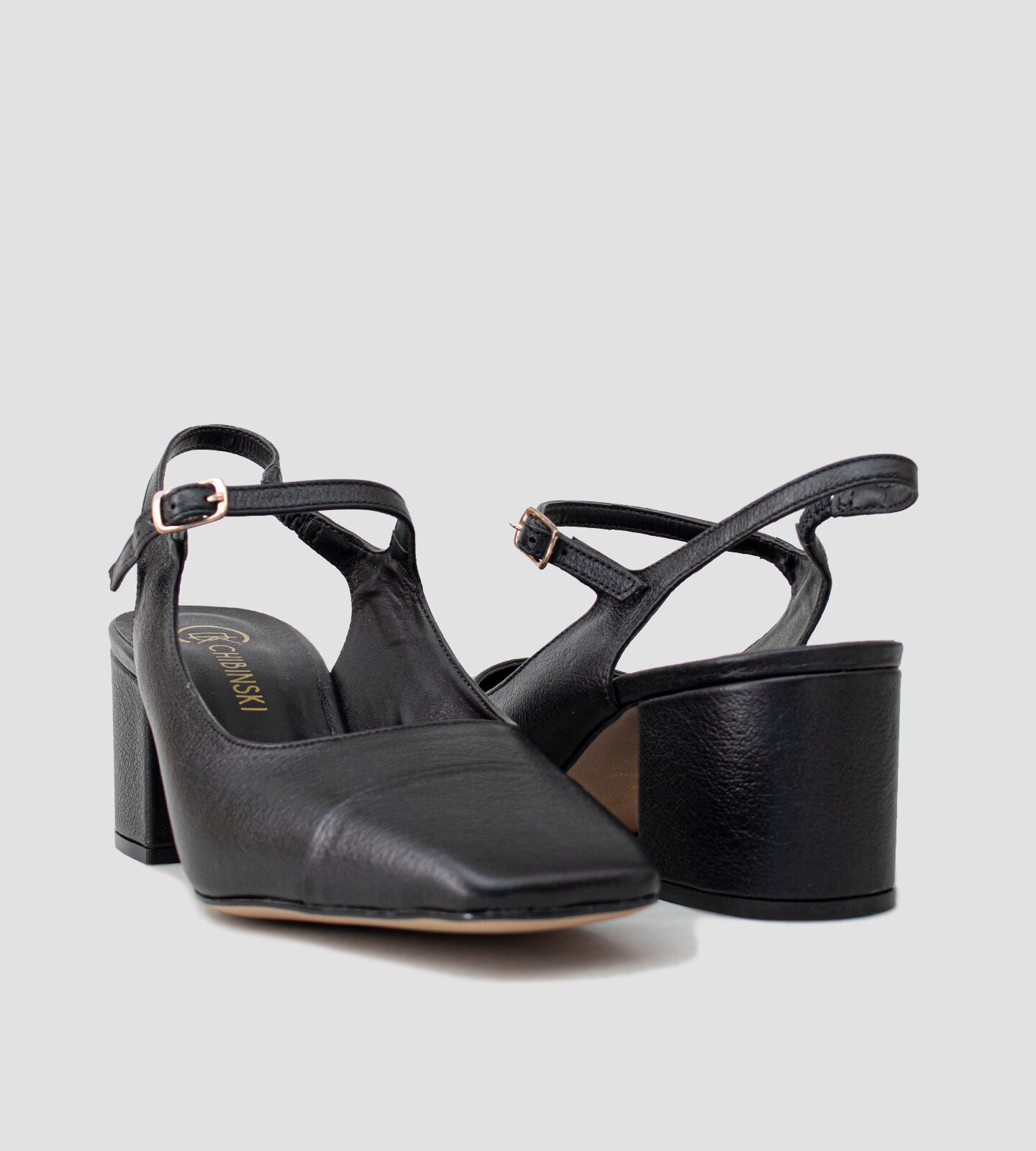 Sapato Boneca CBK em couro preto, com silhueta clássica inspirada na Mary Jane. Design exclusivo e confortável, com salto grosso de 7 cm e bico levemente quadrado. Modelo slingback que adiciona sofisticação, ideal para dias de glamour.
