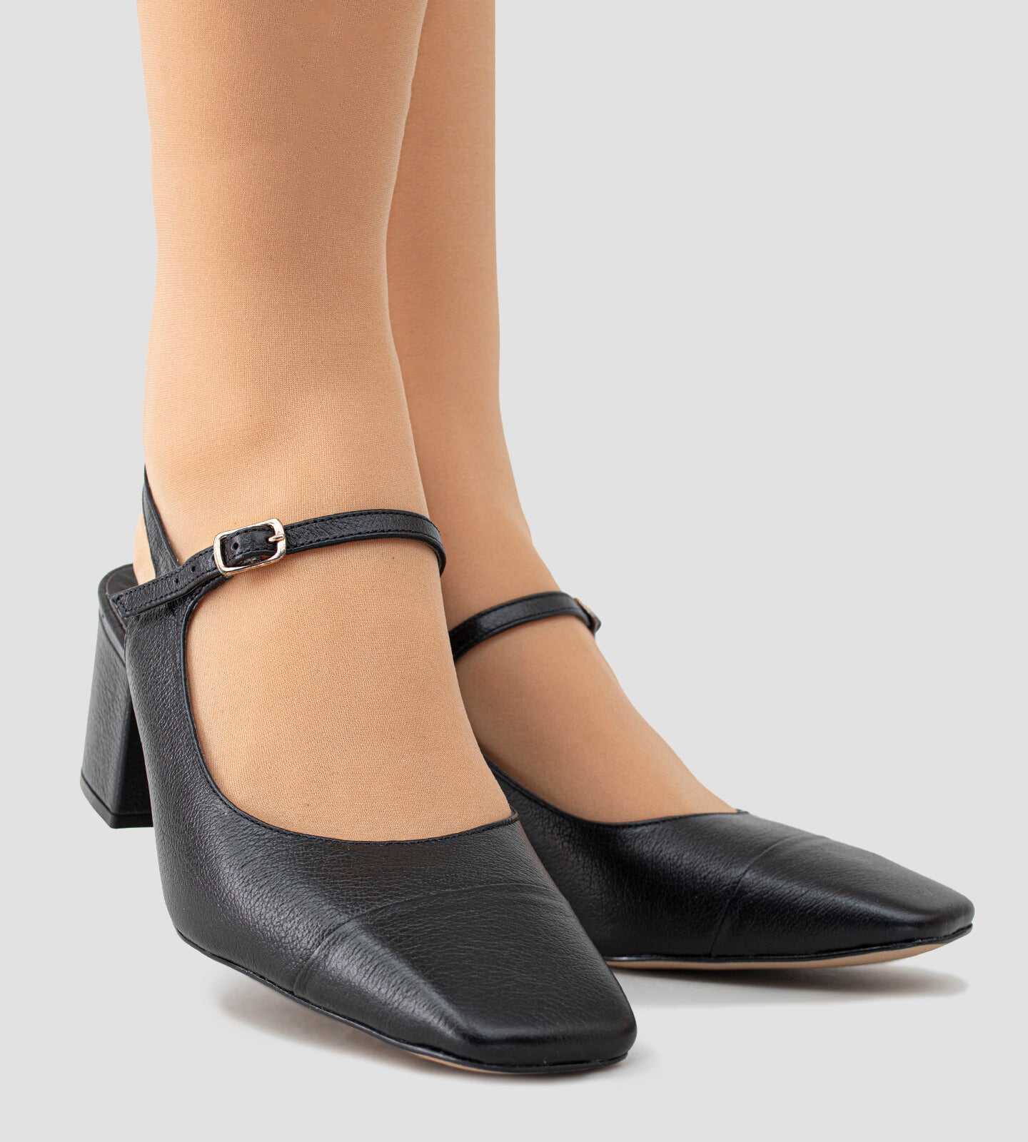 Sapato Boneca CBK em couro preto, com silhueta clássica inspirada na Mary Jane. Design exclusivo e confortável, com salto grosso de 7 cm e bico levemente quadrado. Modelo slingback que adiciona sofisticação, ideal para dias de glamour.