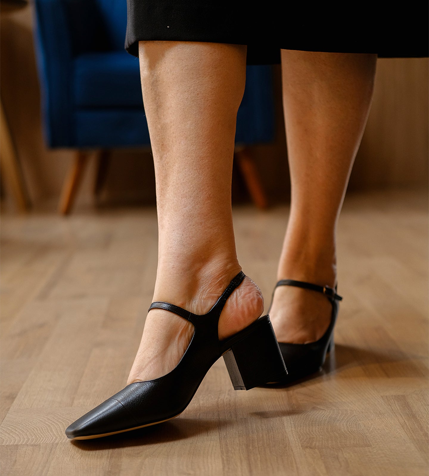 Sapato Boneca CBK em couro preto, com silhueta clássica inspirada na Mary Jane. Design exclusivo e confortável, com salto grosso de 7 cm e bico levemente quadrado. Modelo slingback que adiciona sofisticação, ideal para dias de glamour.