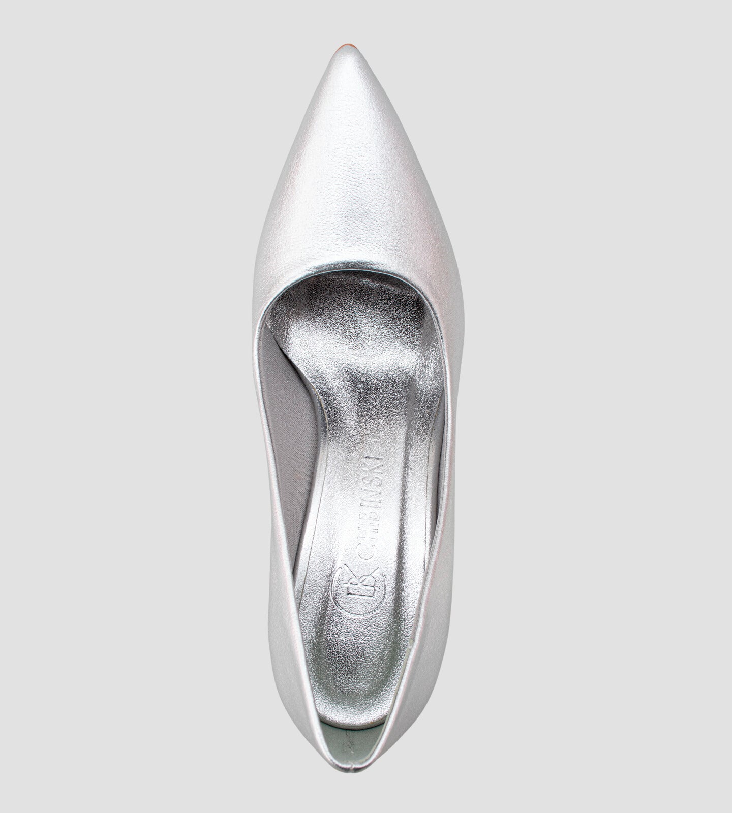 Scarpin de couro prata com salto grosso de 10cm e bico fino, exibindo um design sofisticado e acabamento metálico, ideal para festas, casamentos e eventos especiais.