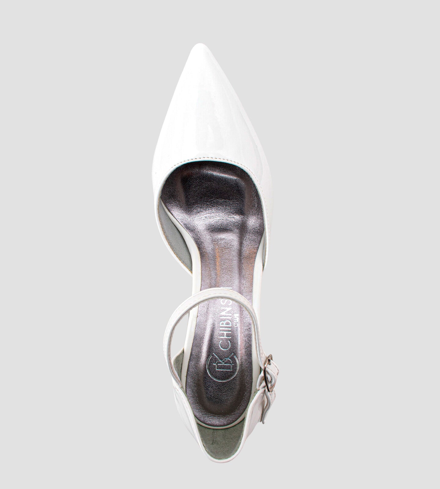 Scarpin branco em verniz com salto grosso de 10 cm, decorado com glitter. O modelo combina conforto e estilo, perfeito para eventos que pedem um toque de glamour.