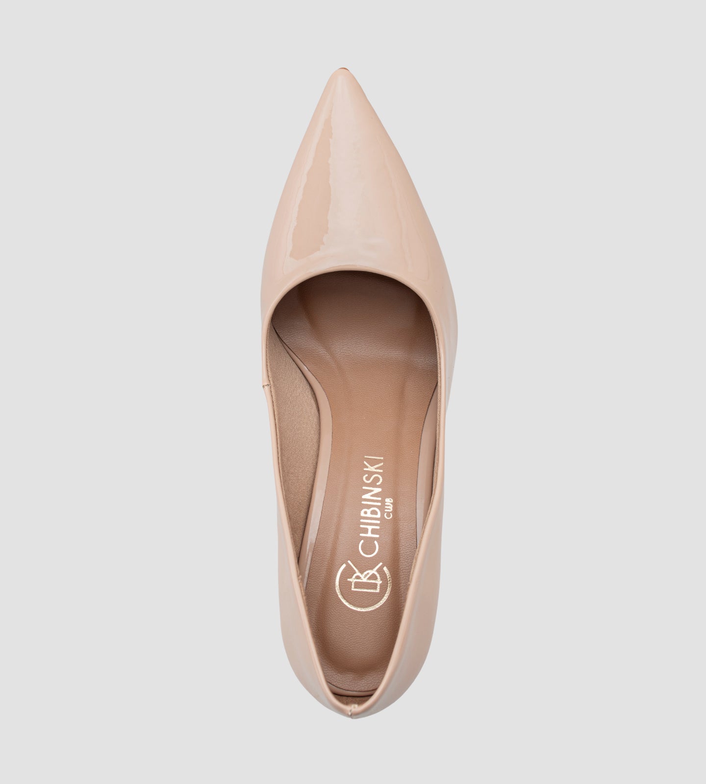 Scarpin feminino de verniz nude com salto grosso de 10 cm, design clássico de bico fino, ideal para eventos formais ou ocasiões especiais, destacando elegância e sofisticação.