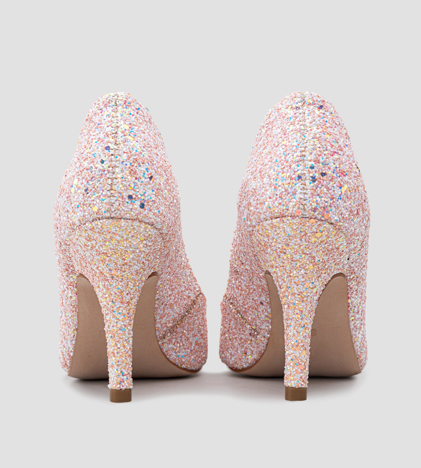 Scarpin de festa em glitter rosa rosê com salto fino de 7 cm, ideal para adicionar um toque delicado e elegante a qualquer look. O acabamento brilhante e a silhueta sofisticada tornam este modelo perfeito para eventos especiais. O salto médio oferece conforto e estabilidade, enquanto o design refinado garante que você se destaque com charme e estilo. Perfeito para complementar vestidos e roupas festivas.