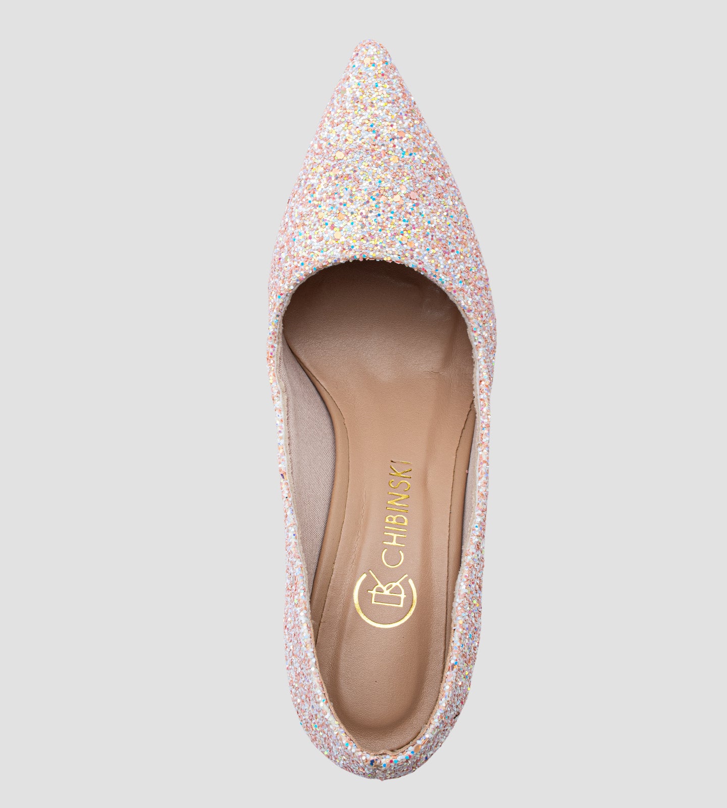 Scarpin de festa em glitter rosa rosê com salto fino de 7 cm, ideal para adicionar um toque delicado e elegante a qualquer look. O acabamento brilhante e a silhueta sofisticada tornam este modelo perfeito para eventos especiais. O salto médio oferece conforto e estabilidade, enquanto o design refinado garante que você se destaque com charme e estilo. Perfeito para complementar vestidos e roupas festivas.