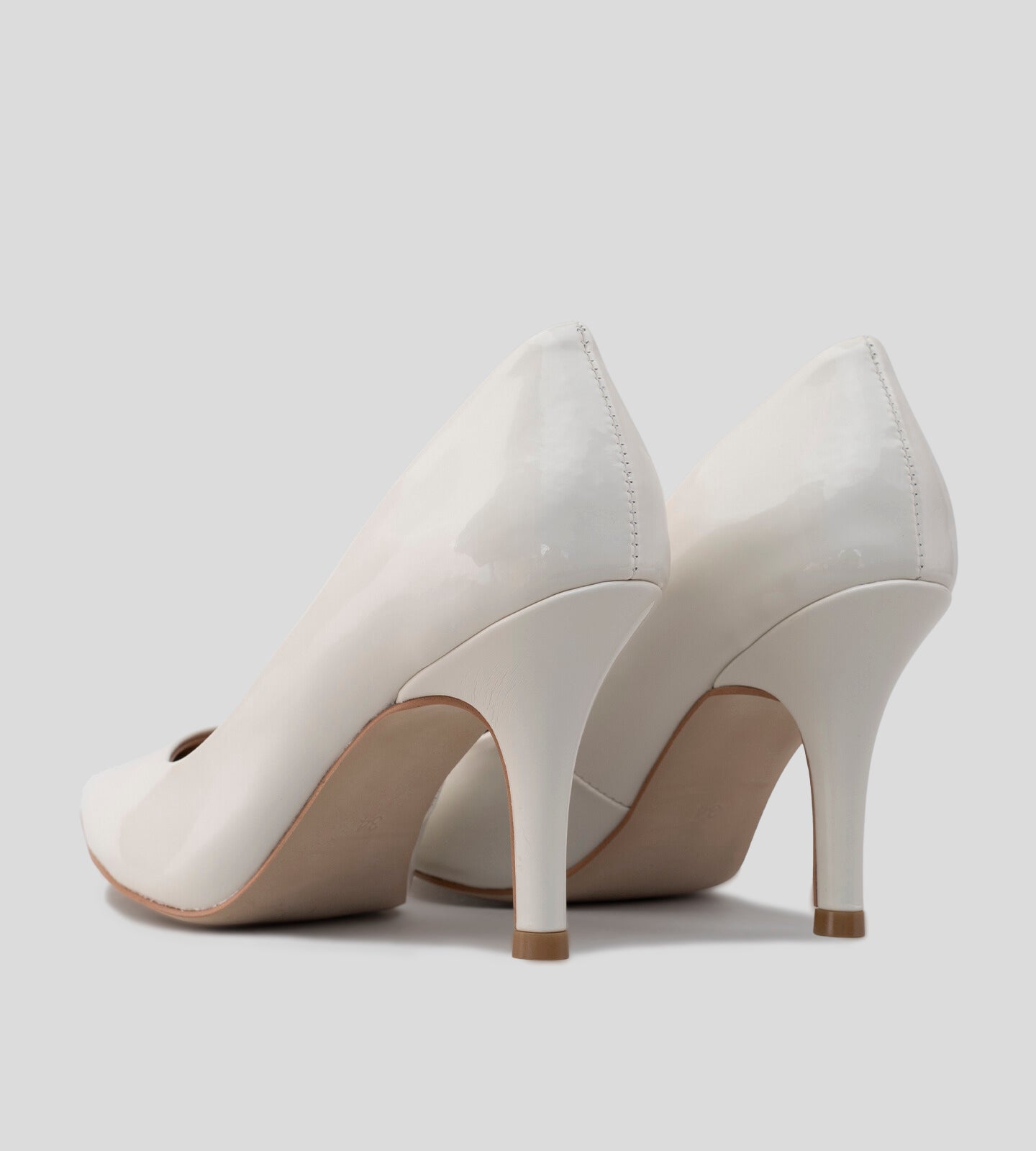Scarpin Feminino de Verniz Branco com Salto Médio de 7 cm