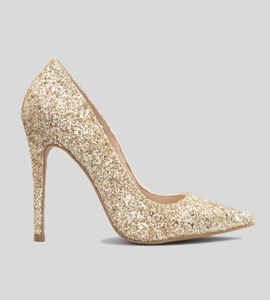 Scarpin deslumbrante em glitter dourado com salto de 12 cm, projetado para adicionar um toque de glamour a qualquer look. Com uma silhueta elegante e um acabamento brilhante, este modelo é perfeito para festas e eventos especiais. O salto alto proporciona um efeito alongador, enquanto o interior bem acolchoado garante conforto durante o uso. Ideal para mulheres que desejam destacar-se com estilo e sofisticação.