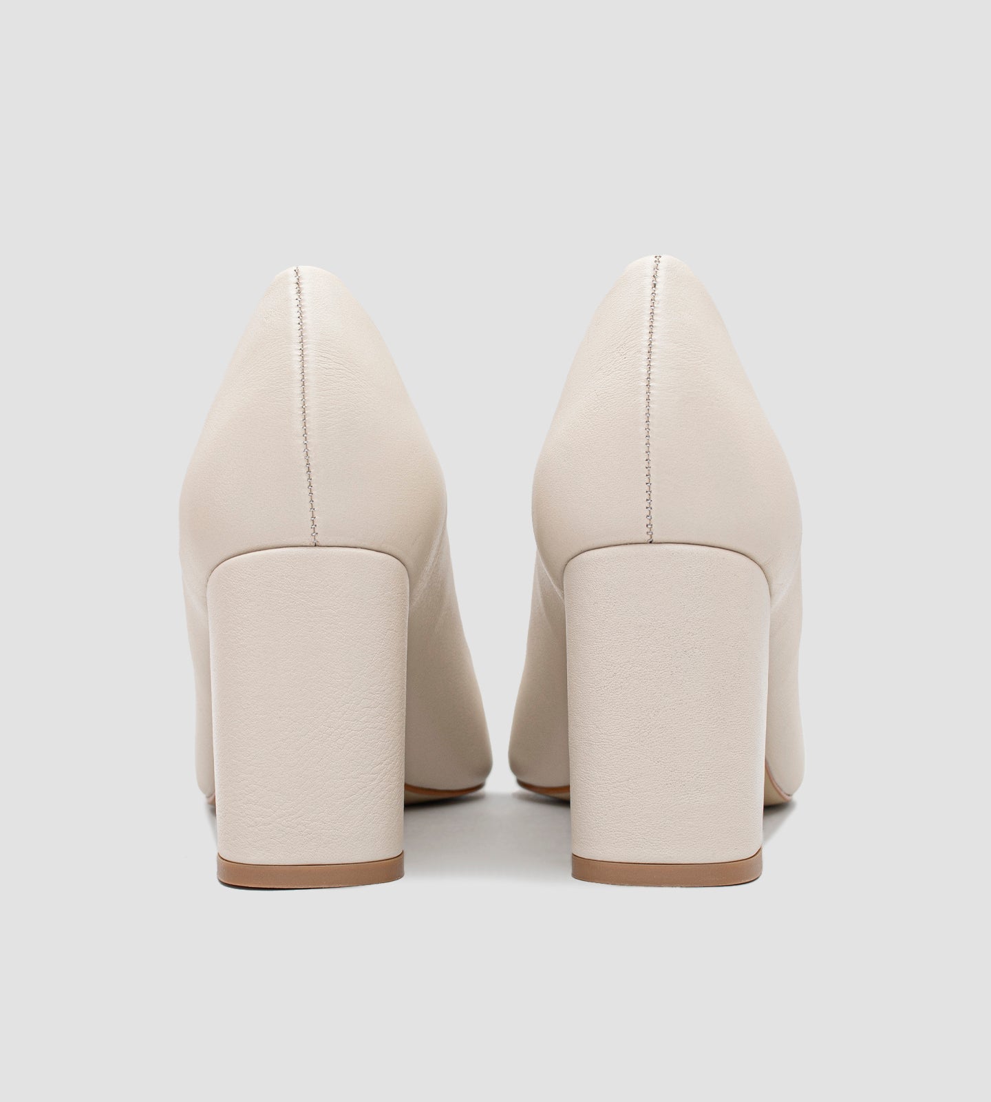 Scarpin feminino na cor marfim com acabamento fosco, salto grosso de 7 cm e bico fino, exibindo um design clássico e elegante ideal para eventos formais ou uso no dia a dia.