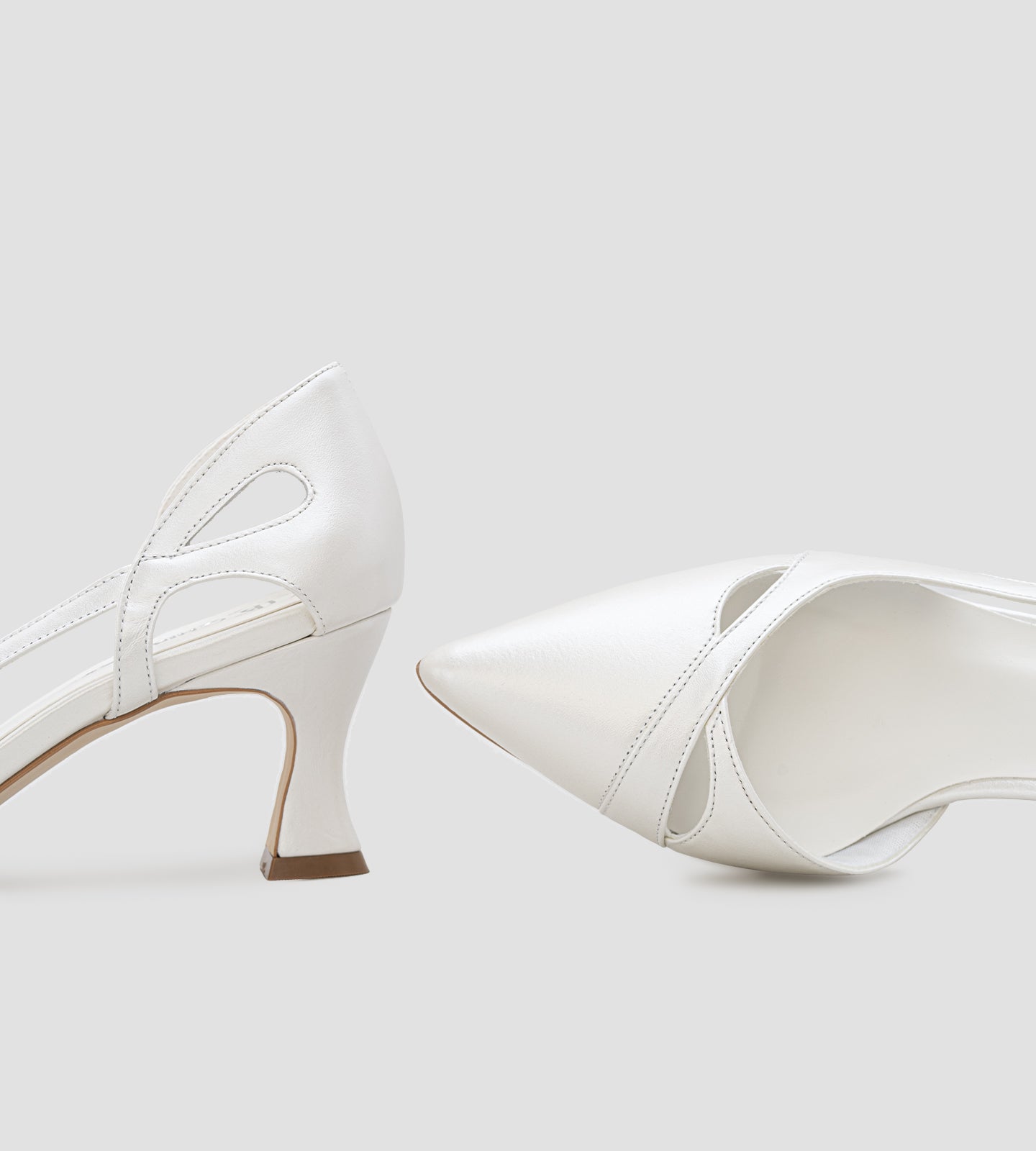 Scarpin de noiva em couro branco perolado, com bico fino, recortes laterais delicados e salto taça de 7 cm.