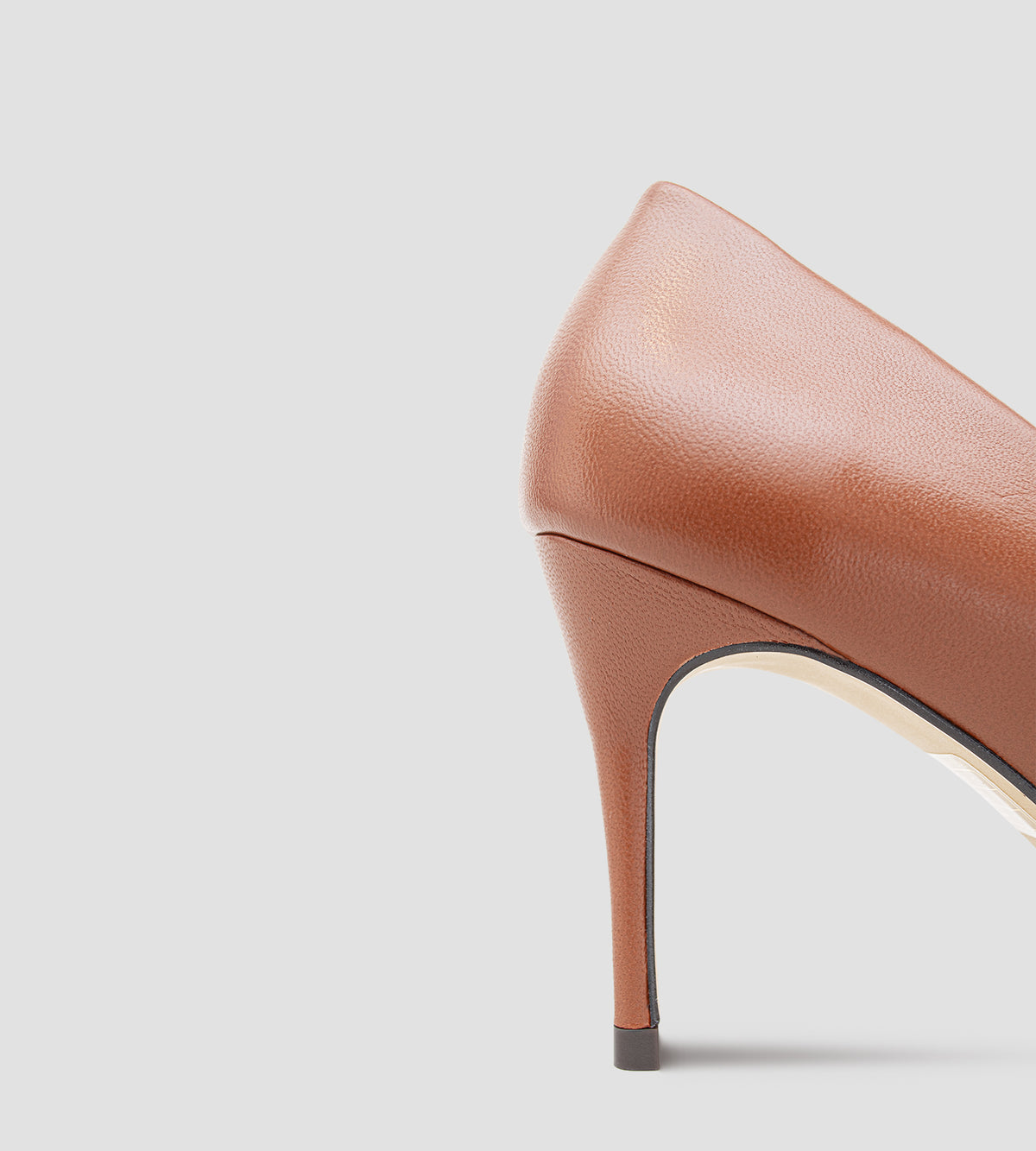Scarpin de couro pelica marrom com bico fino e salto fino de 8cm.