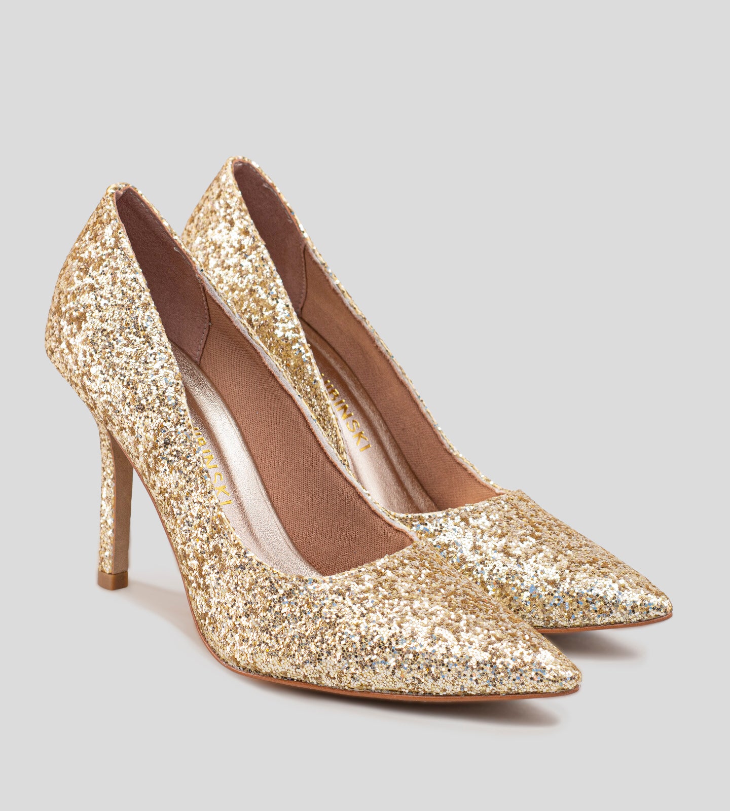 Scarpin deslumbrante com acabamento em glitter dourado, apresentando um design clássico e elegante. O modelo conta com um salto alto e uma silhueta refinada, perfeito para adicionar um toque de glamour a qualquer ocasião. Ideal para festas e eventos especiais, este scarpin combina conforto e estilo, tornando-se uma peça-chave no guarda-roupa feminino.