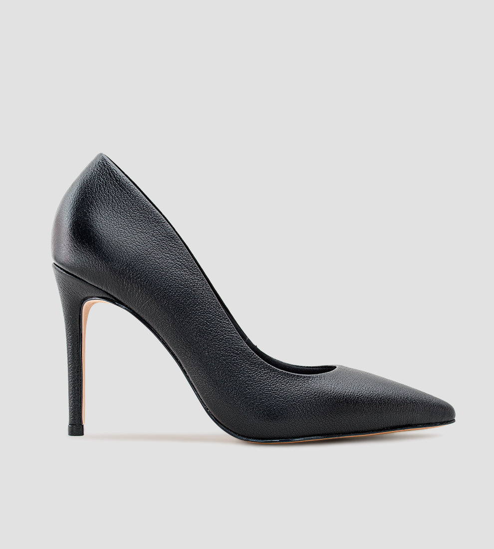 Scarpin clássico em couro preto com bico fino e salto alto fino de 12 cm, design sofisticado e acabamento texturizado, ideal para eventos formais e looks elegantes.