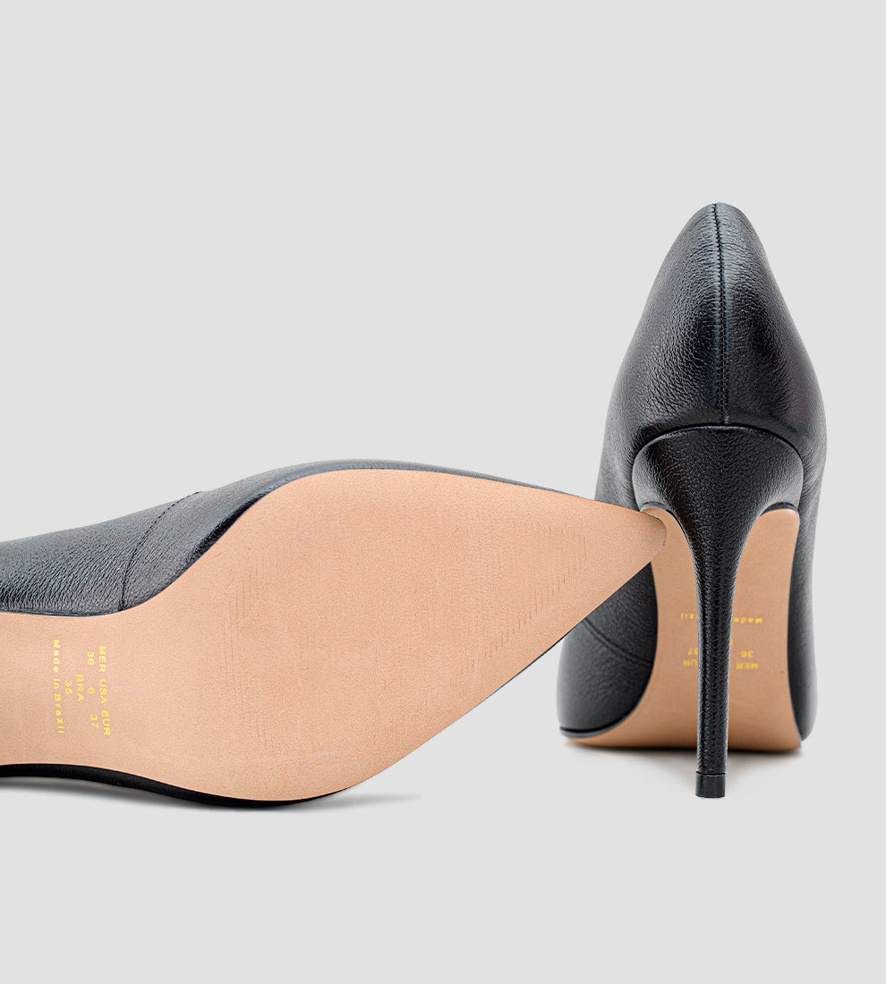 Scarpin clássico em couro preto com bico fino e salto alto fino de 12 cm, design sofisticado e acabamento texturizado, ideal para eventos formais e looks elegantes.