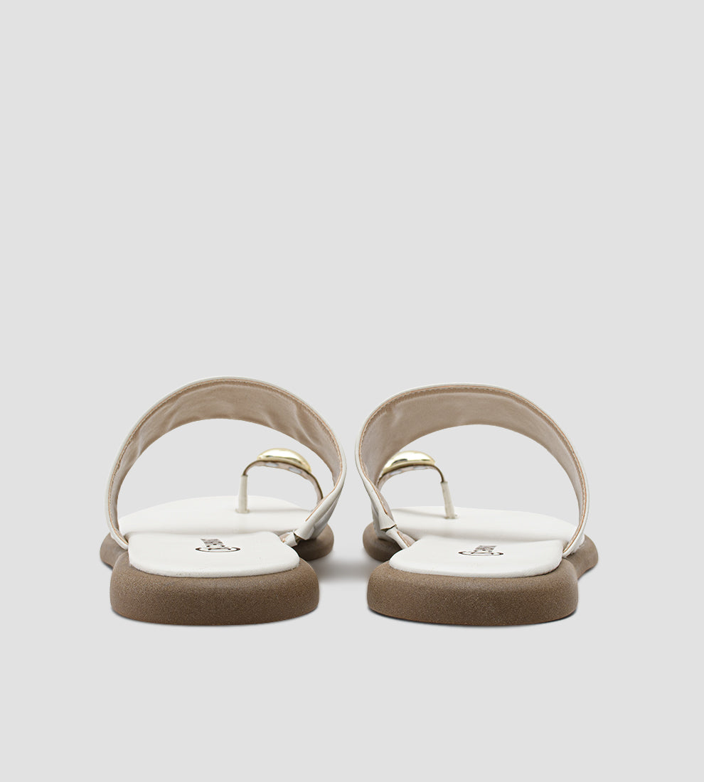 rasteira feminina off white com tira larga e detalhe dourado no dedo