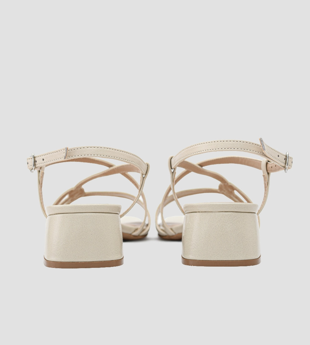 Sandália com Tiras Couro Off White