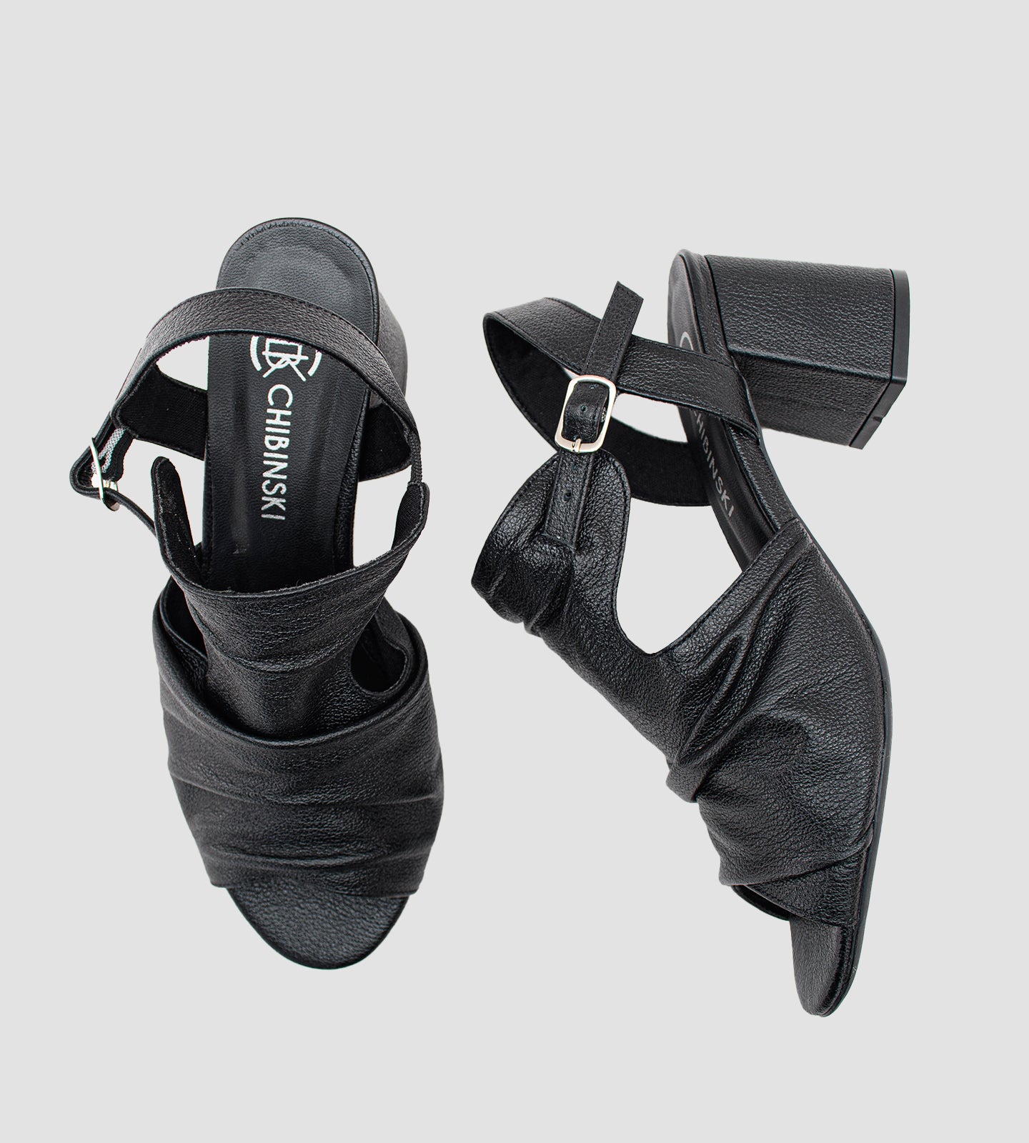 sandália ankle boot feminina preta em couro com salto bloco médio e tiras, estilo elegante e confortável.