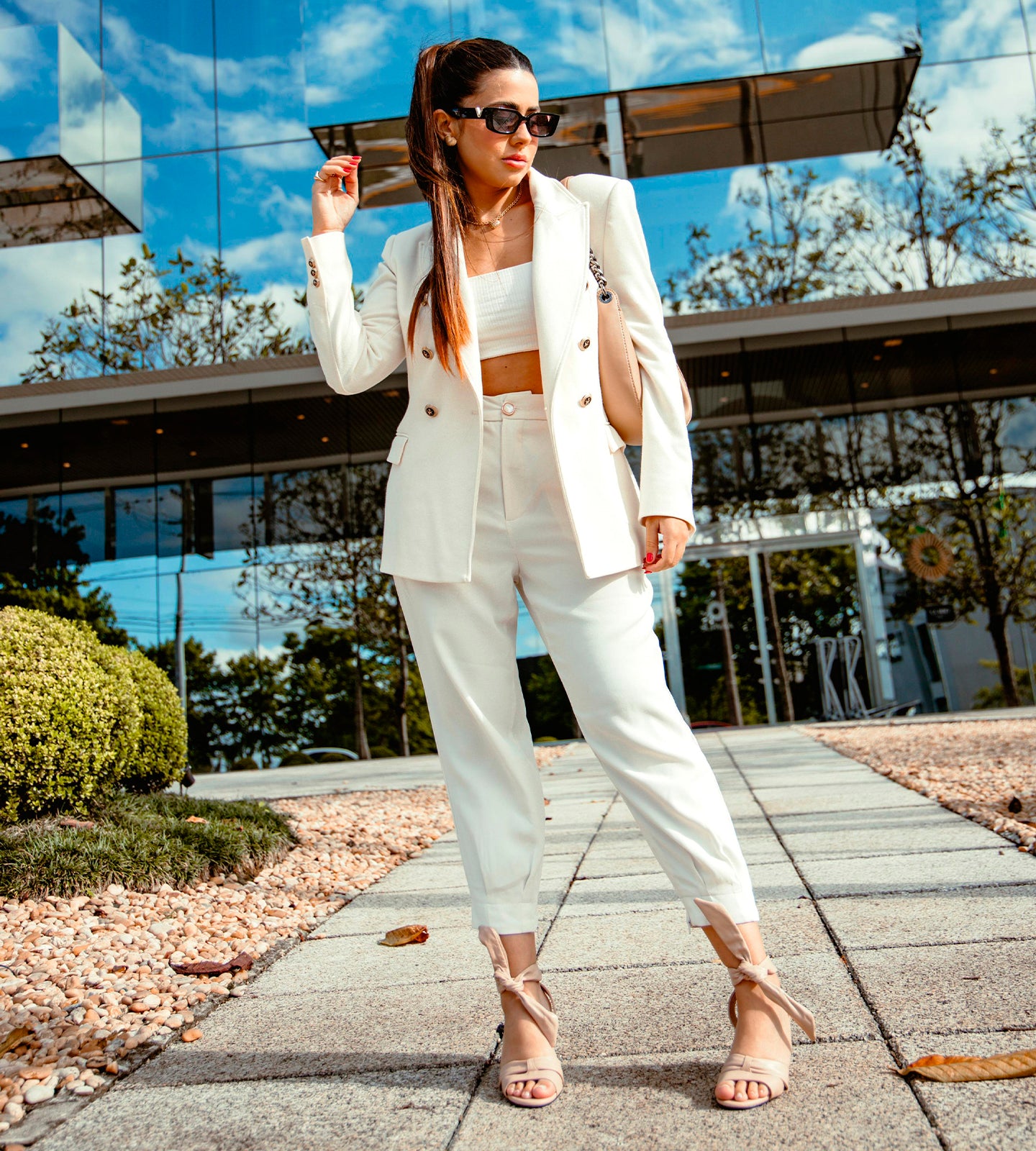 Sandália nude em couro com salto bloco de 7 cm, tira frontal larga, detalhe em nó e amarração no tornozelo, ideal para looks elegantes em festas e eventos.