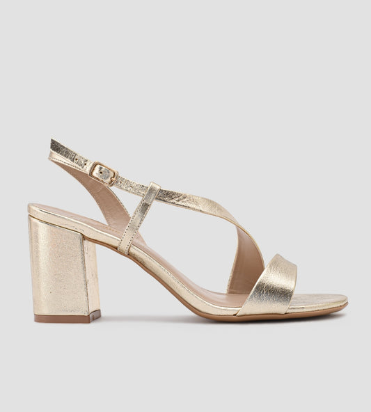 Sandália dourada feminina com tiras finas e salto bloco médio, elegante e confortável para festas e eventos.