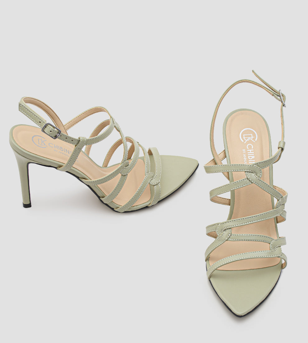 Sandália feminina em couro verde com tiras finas, salto alto fino de 10 cm e fechamento com fivela.