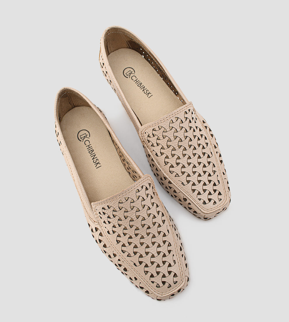 mocassim feminino nude com recortes vazados em couro e solado baixo, modelo leve e confortável.